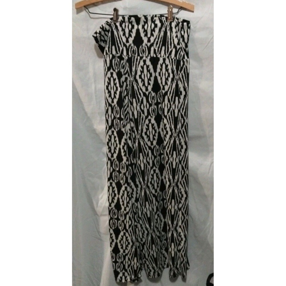 Living Dill Size L Maxi Skirt Black /White  Modest